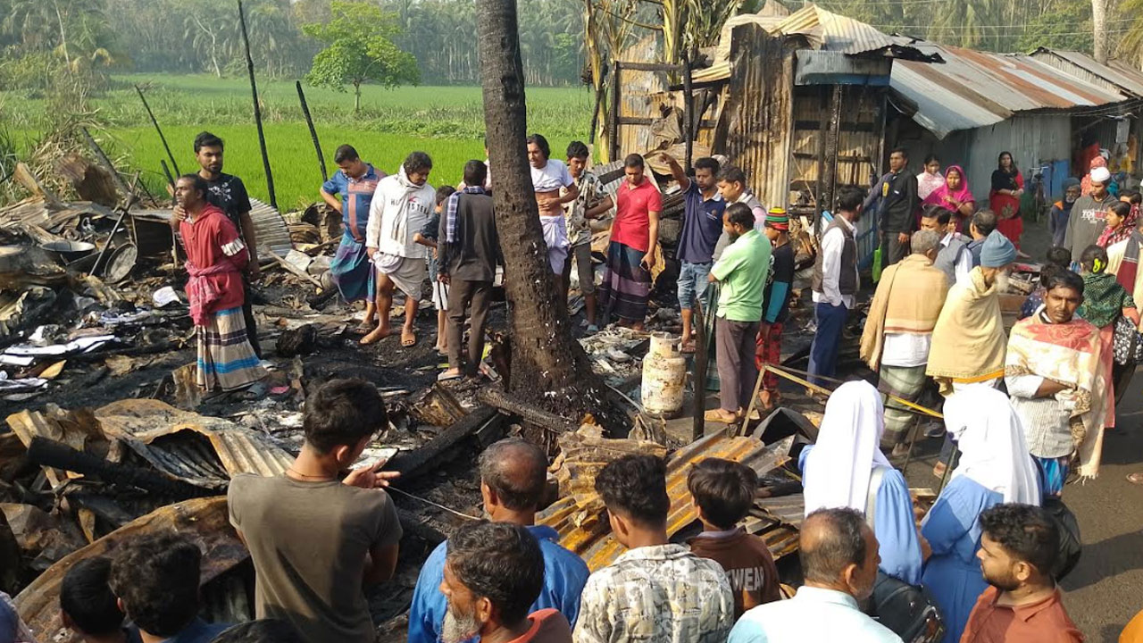 পিরোজপুরে আগুনে ৩০টি দোকান পুড়ে ছাই